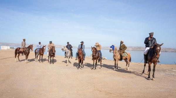 Mehrere namibische Reiter in teils historischen Uniformen